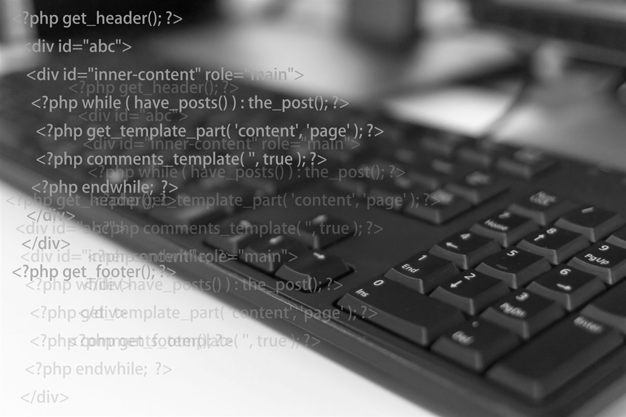 パソコンでCAD作業をしているイメージ